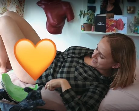 Hannah Witton model nice image