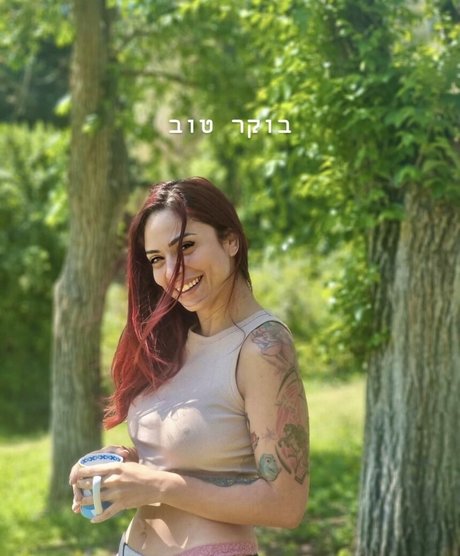 QueenREd star pretty pics