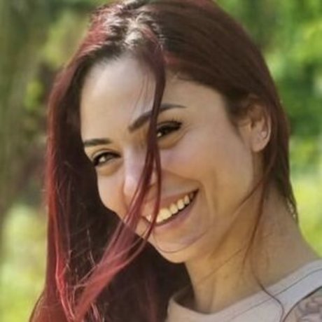 QueenREd model free pic