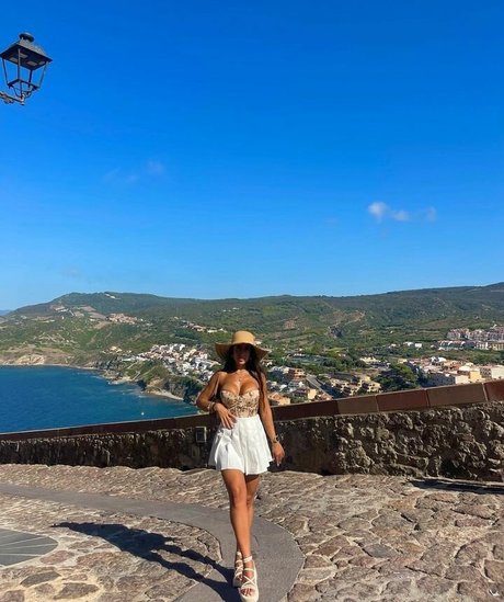 Sara Izquierdo model sexy pictures