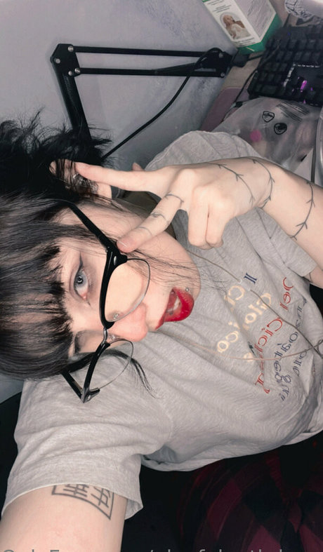 playfulgothdomme star nude photo