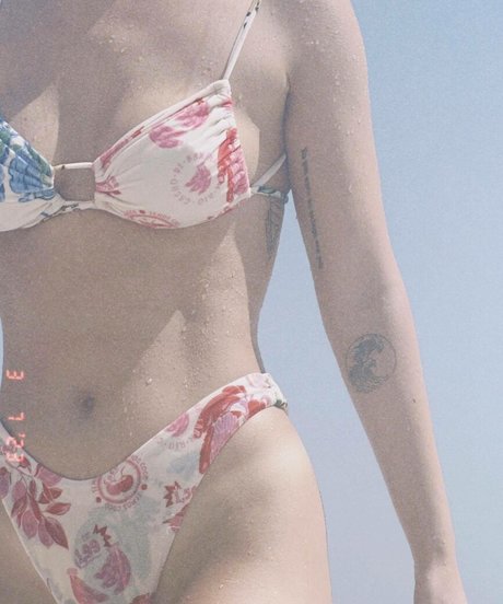 Gabie Fernandes star erotic image