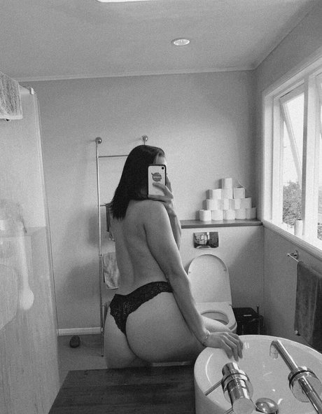 saintjessie erotic model picture