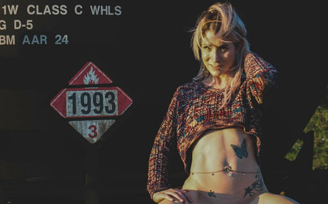 lolaluxx star erotic photos