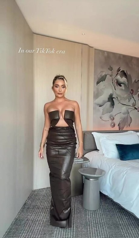 Saffron Barker art model archive