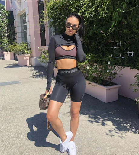 bre tiesi model top photo