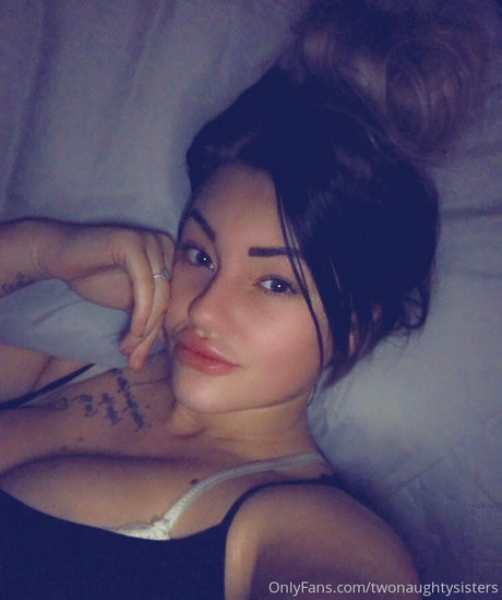 twonaughtysisters model nice gallery