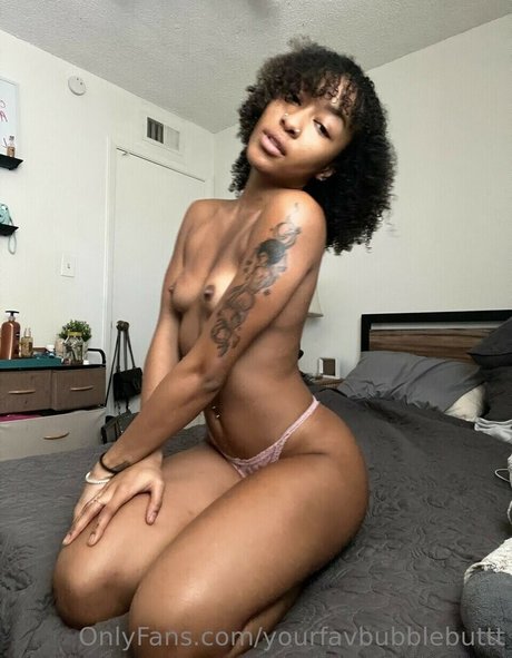 yourfavbubblebuttt model adult photos