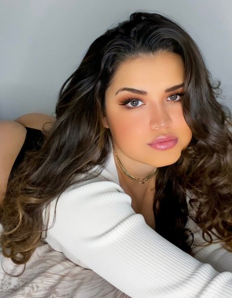 laila gomez high quality model pic