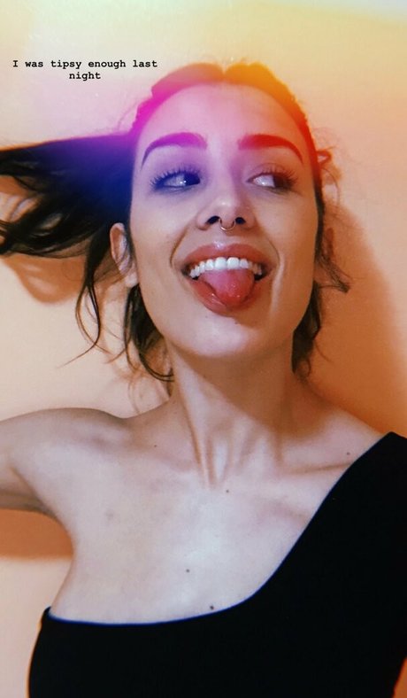 dela roo art model picture