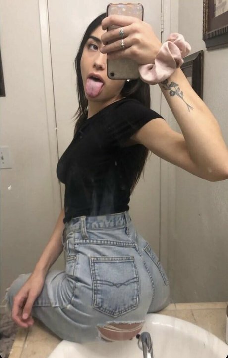 dela roo free actress picture