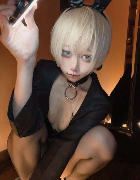 Mokumoku Free_ beautiful model image