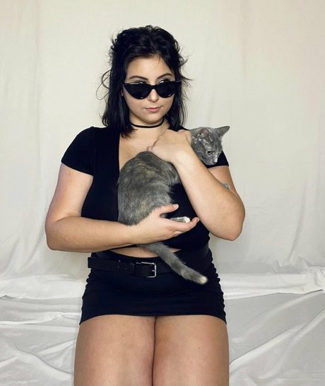 Caroline Casbon hot model image