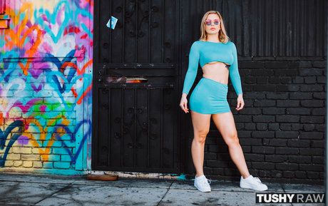 Sloan Harper model pretty picture