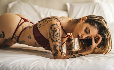 Brokenmirror__ pornographic model pic