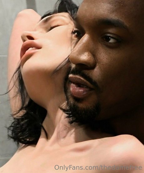 thedamefree adult model picture