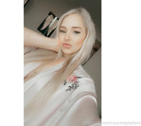 Courtney Taylor model nudes pictures