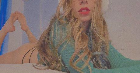 Pizza alien model pretty photos