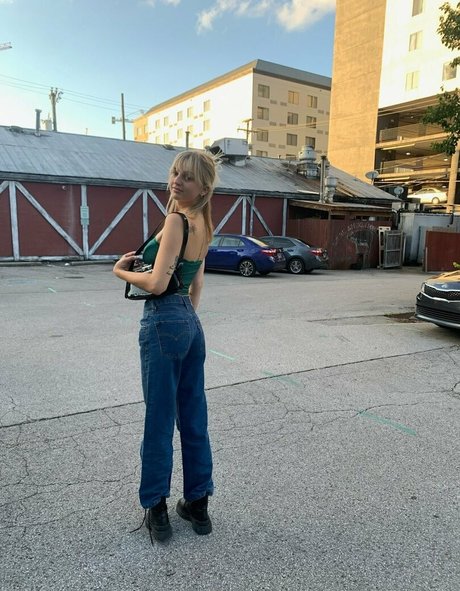 avacanary porn model images