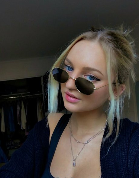 avacanary model hd images