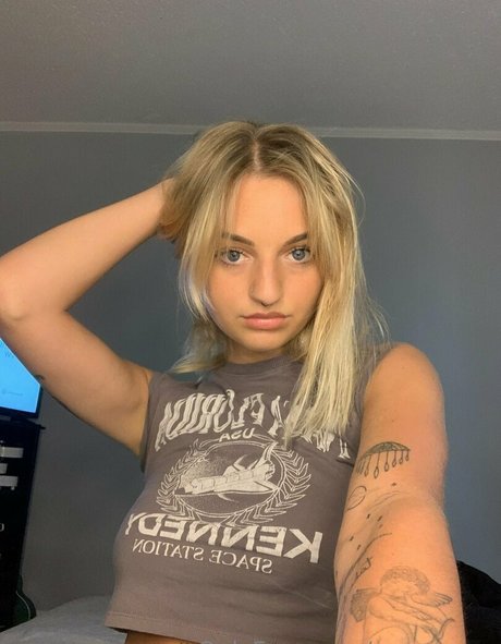 avacanary nice actress pic