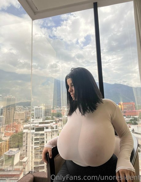 unoresident naked model image