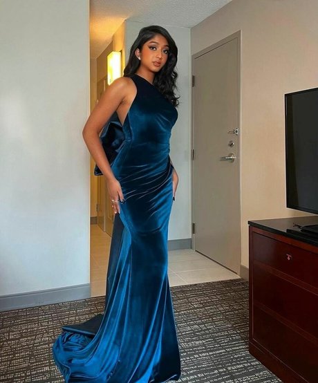 Maitreyi Ramakrishnan naked model galleries