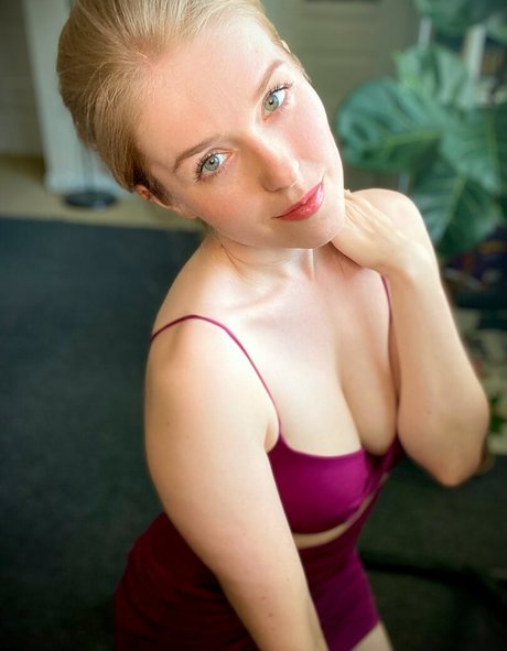 DatOtterGirl adult actress img