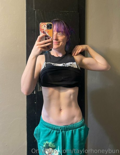 taylorhoneybun free actress pic