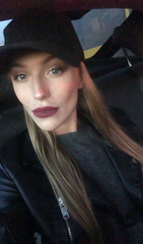 aislinxxxmodel model top pictures