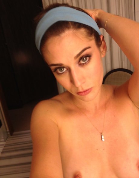Lizzy Caplan star free photos