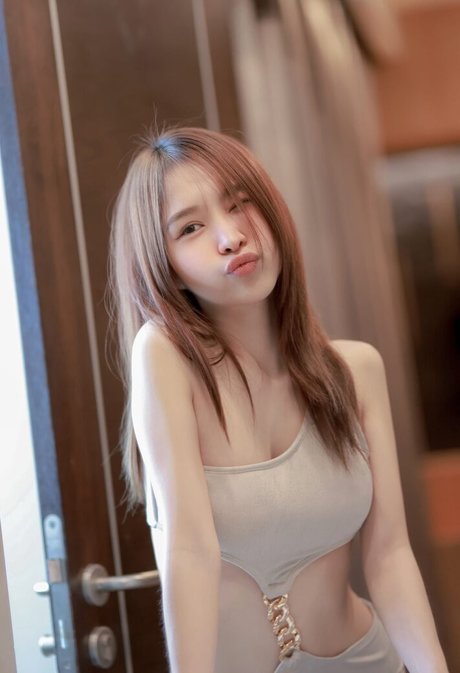 noo sunnly adult model photo