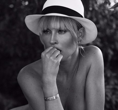 Onlysimonafans star perfect images