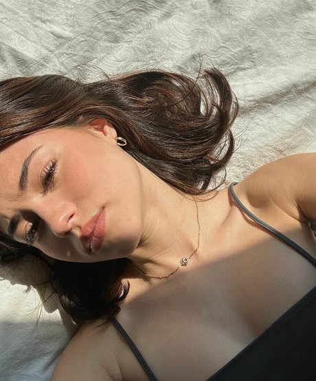 Ava Rose Beaune art actress img