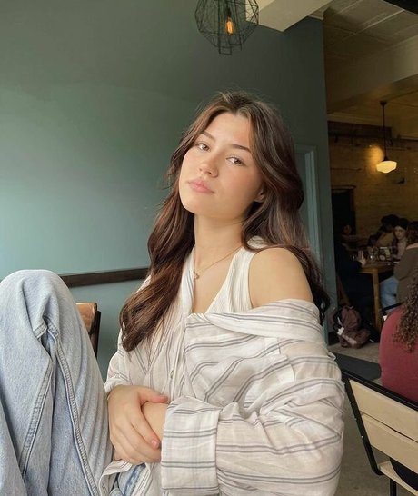 Ava Rose Beaune model erotic photos