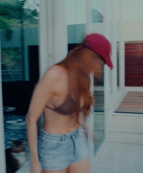 Sophia Abrahao star free photos