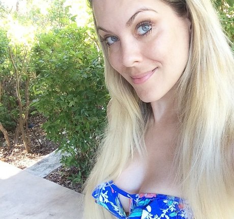 Renata Fan naked star photo