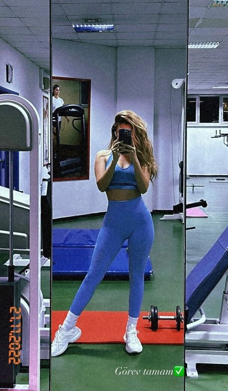 iremsukamber naked model picture