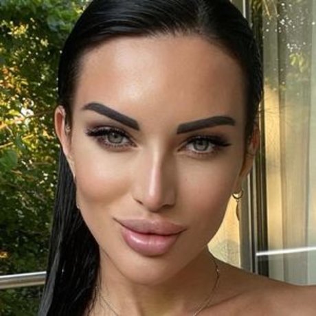 j__gri model naked images