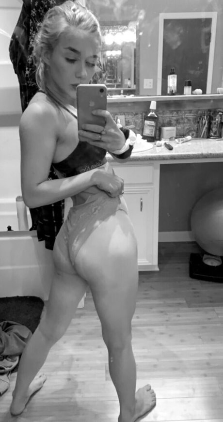 Lillbbyy model hot galleries