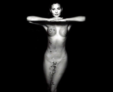 Monica Bellucci naked star pics