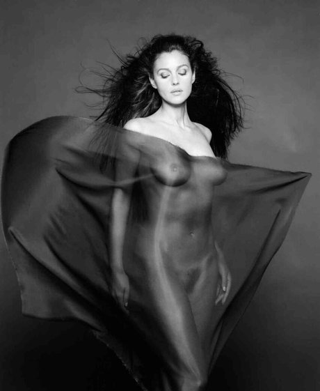 Monica Bellucci free pornstar photos