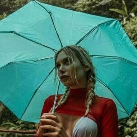 chloe rr hot actress img