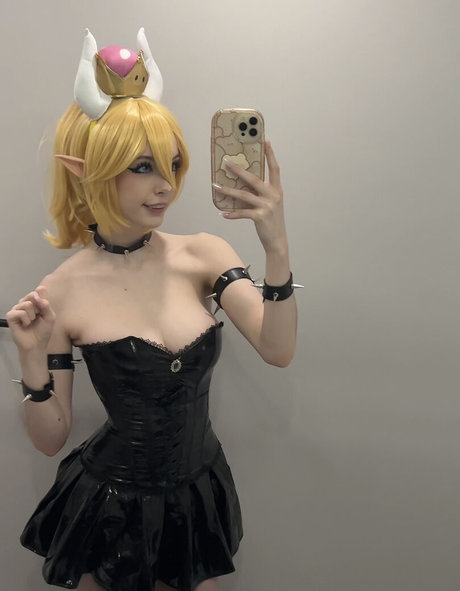 emiki28 model erotic photos