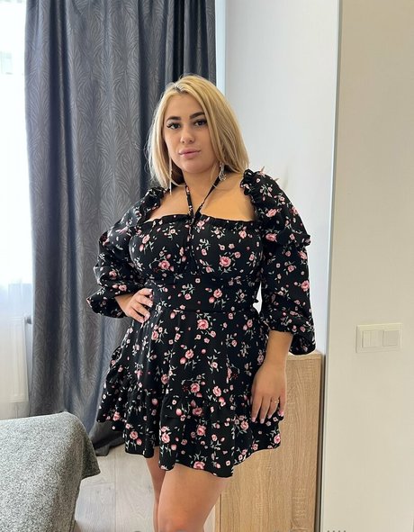 blondiiie rose pretty actress photo