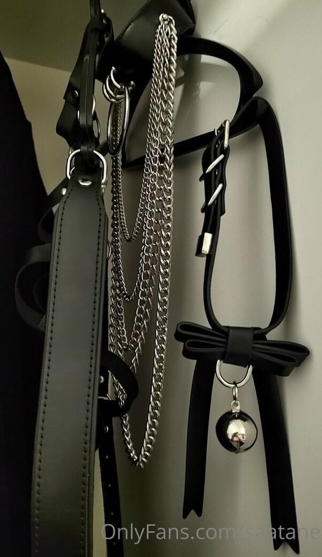 saatane model xxx photos