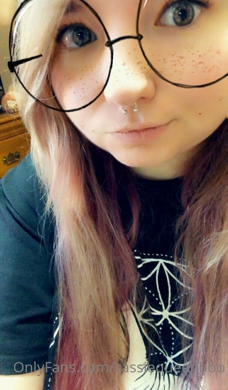 cassiequeenboo pornstar naked photo