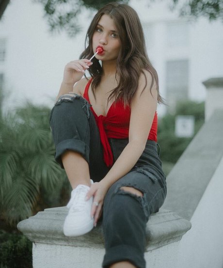 Nessa Barrett star beautiful images