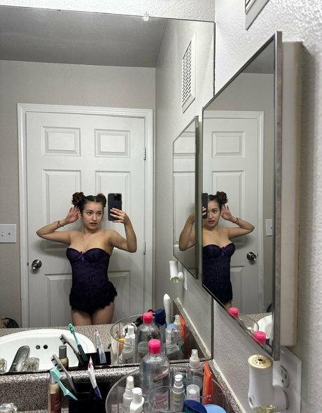 tinyrissy erotic pornstar image