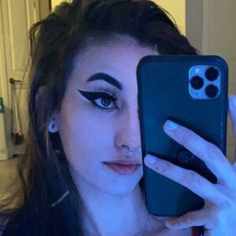 xrucial pornographic model img